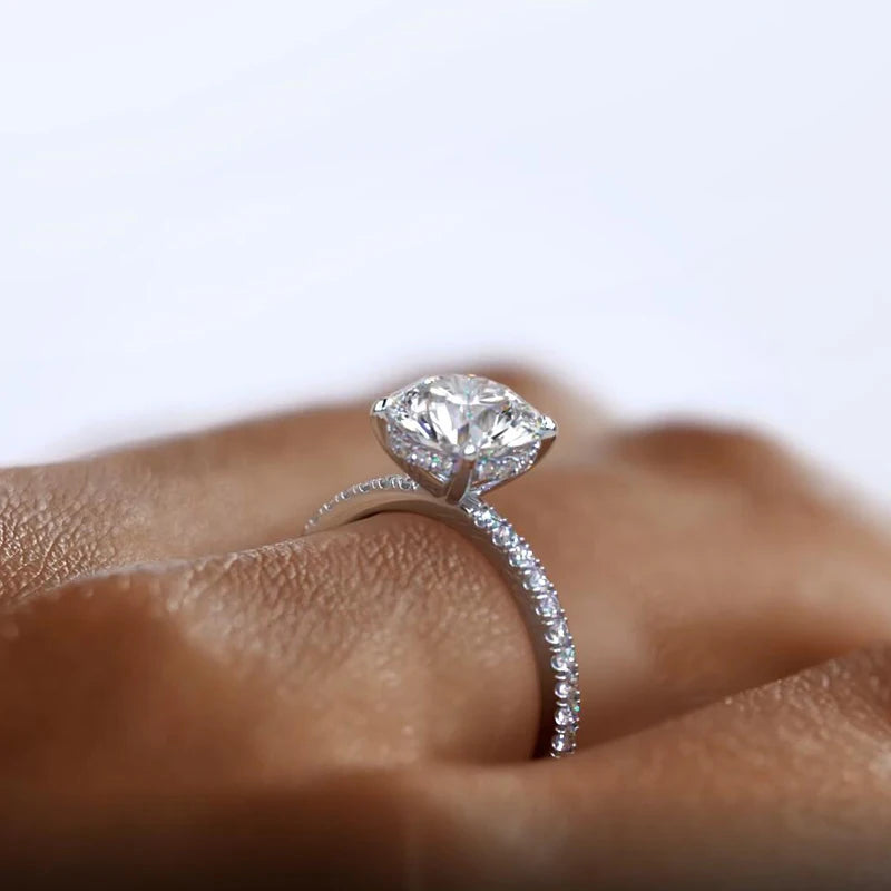 The Crown of Light: Anziw 2-Carat Round Moissanite Solitaire